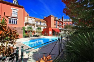 hôtel avec piscine lourdes